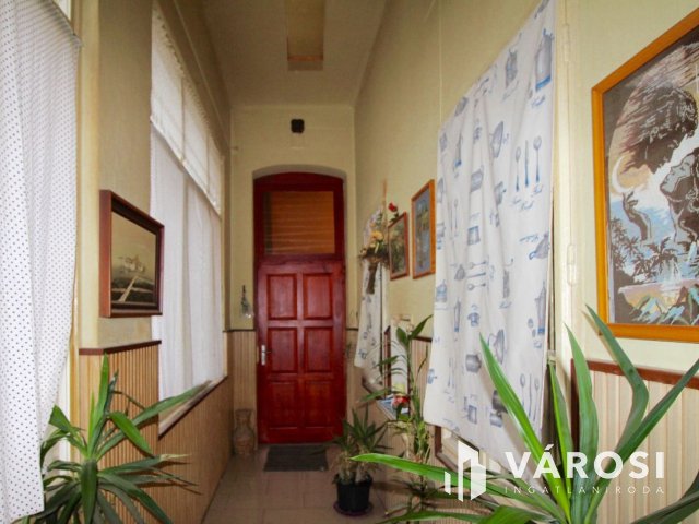 Hatalmas polgári ház és gazdasági terület