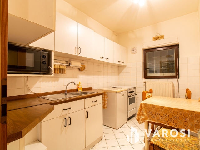 ELADÓ ipari ingatlan 4 db lakással és 2 db műhellyel!