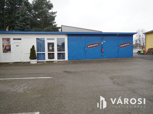 Ipari komplexum, frekventált helyen