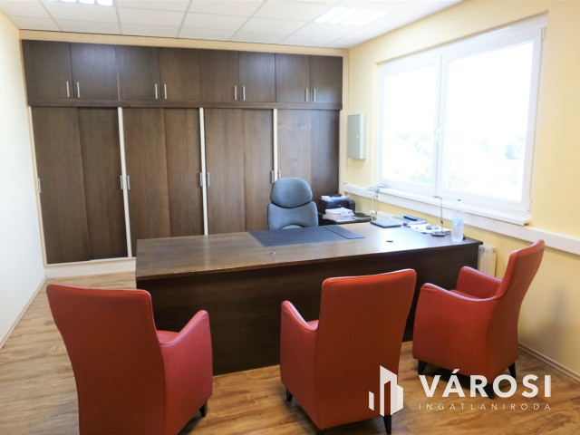 Ausztria határától mindössze 7 km-re korszerű telephely!