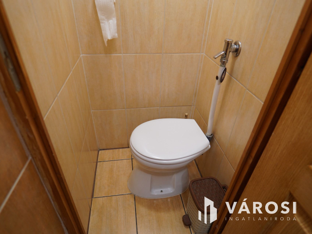 Bejáratott vendéglátóegység, felszereléssel együtt eladó!