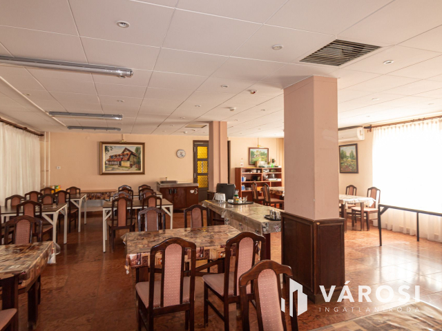 Komárom központi részén Hotel eladó