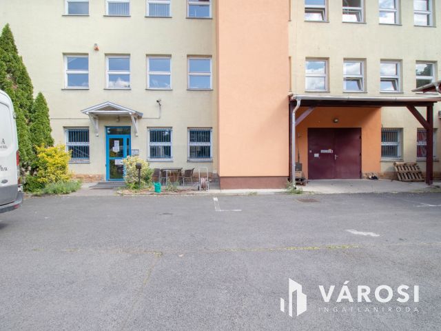 Telephely irodaházzal, 180 m2-es üzlettel és parkolókkal