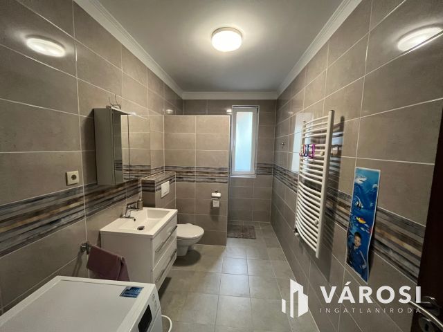 Debrecen Kertvárosi Lakóparkban Igényes Szép Ház