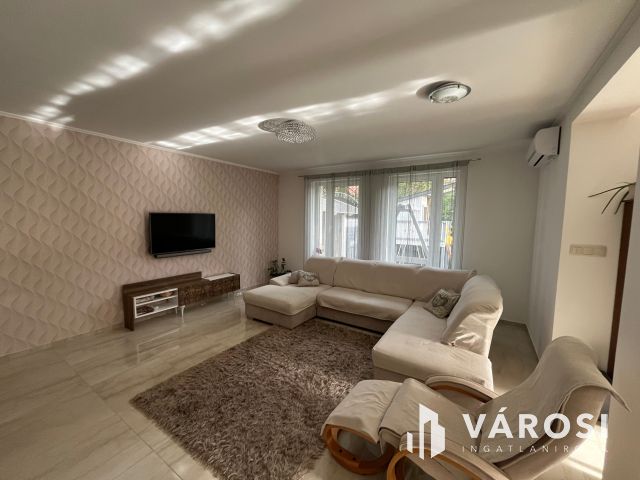 Debrecen Kertvárosi Lakóparkban Igényes Szép Ház