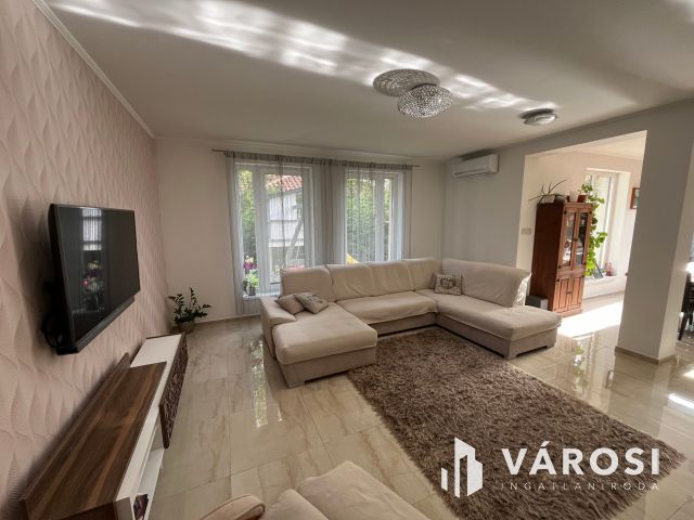 Debrecen Kertvárosi Lakóparkban Igényes Szép Ház