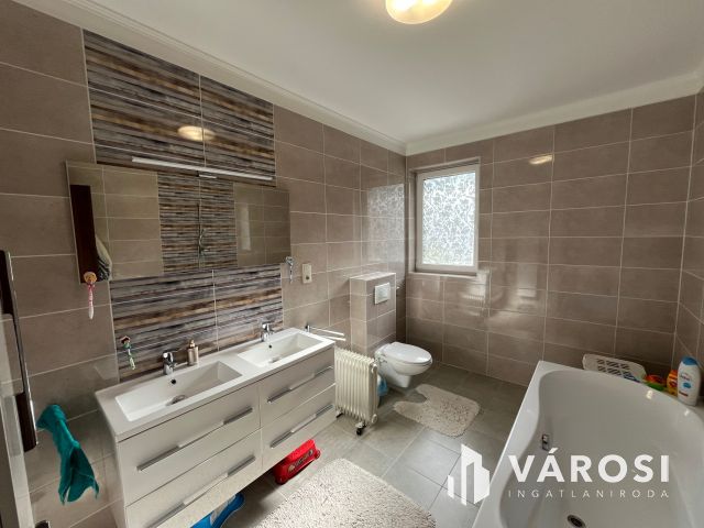 Debrecen Kertvárosi Lakóparkban Igényes Szép Ház