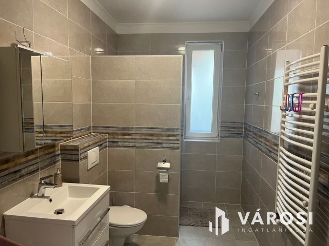 Debrecen Kertvárosi Lakóparkban Igényes Szép Ház