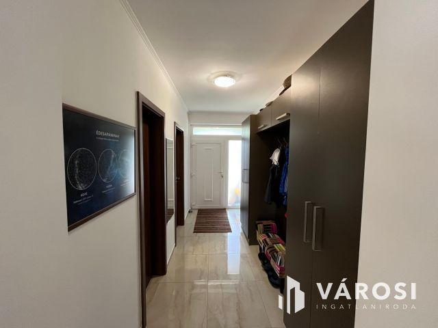 Debrecen Kertvárosi Lakóparkban Igényes Szép Ház