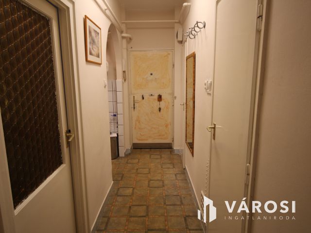 Földszinti lakás eladó az Attila utcában