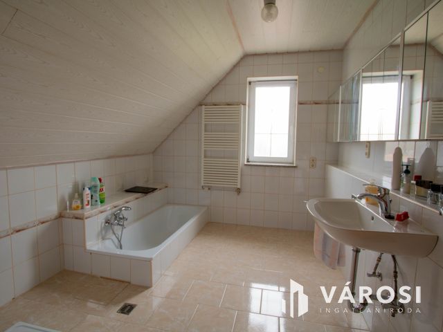 Lentihez közel, kiváló lehetőséggel rendelkező ház eladó!