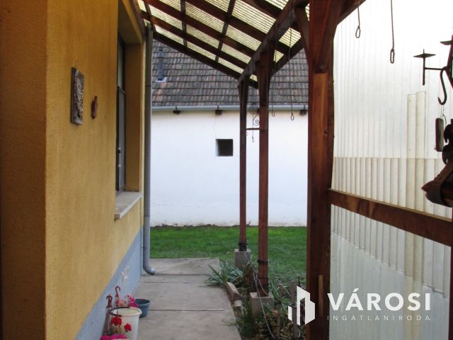 Egy központi elhelyezkedésű nagypolgári ház Érsekvadkerten