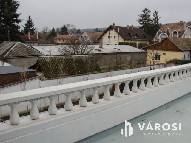 Luxus a Pilis lábánál