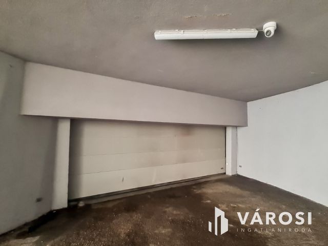 Eladó, lifthez közeli teremgarázs beálló a Trinity Teraszban