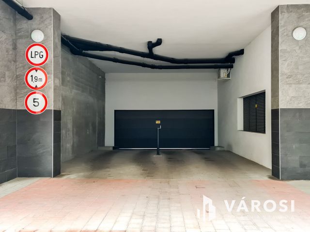 Elektromos autó részére teremgarázs hely eladó