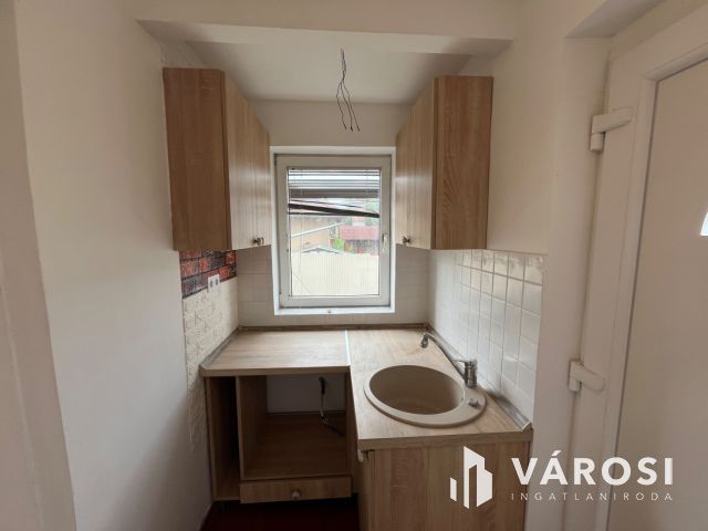 Debreceni csinos kis ház, aszfalt és busz közelében eladó!