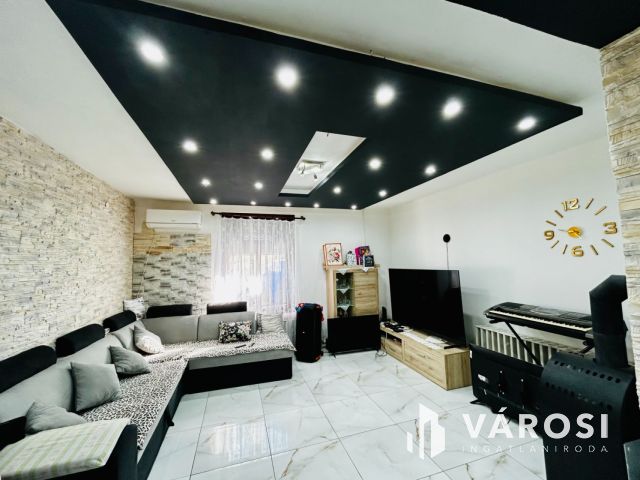 Nagy, felújított családi ház Egyházasgergén