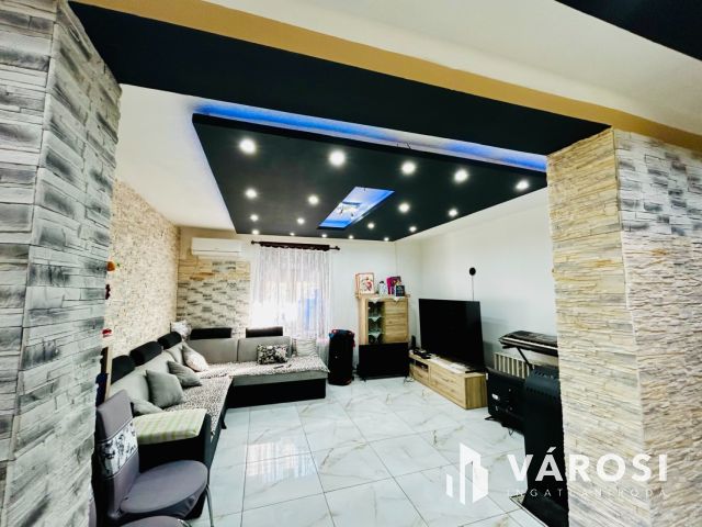 Nagy, felújított családi ház Egyházasgergén