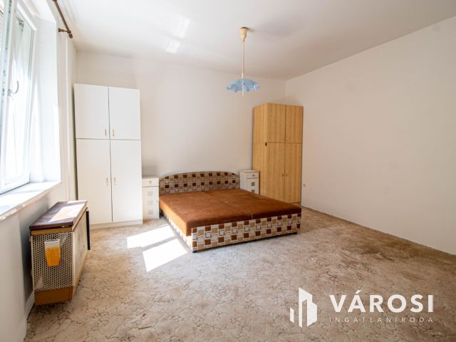 Belváros közeli udvari lakás zöld területtel, 2 garázzsal