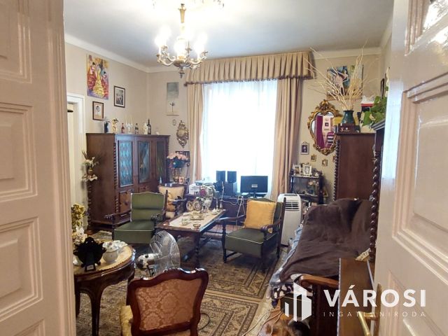 Hatvan utcai különleges hangúlatú polgári lakás