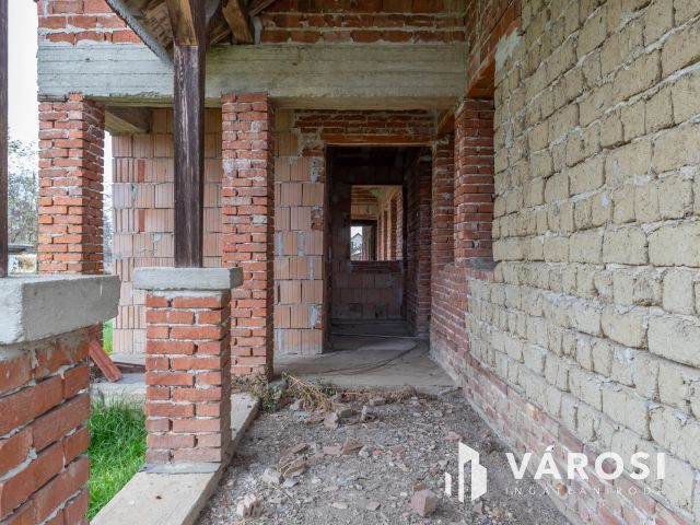 Tágas otthon lehetősége Újiráz központjában