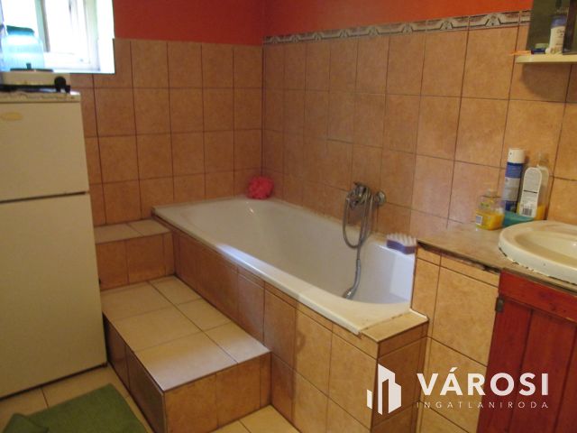 Teljesen felújított családi ház csendes utcában