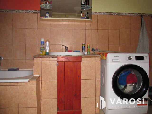 Teljesen felújított családi ház csendes utcában