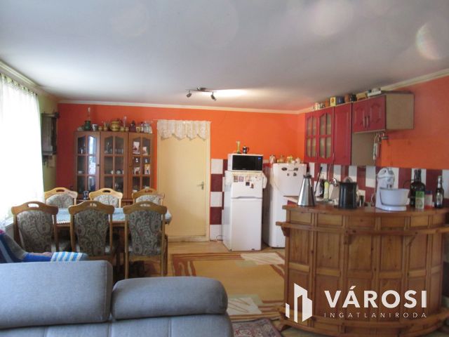 Teljesen felújított családi ház csendes utcában