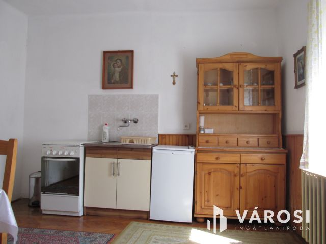 Kétgenerációs családi ház a faluközpont közelében