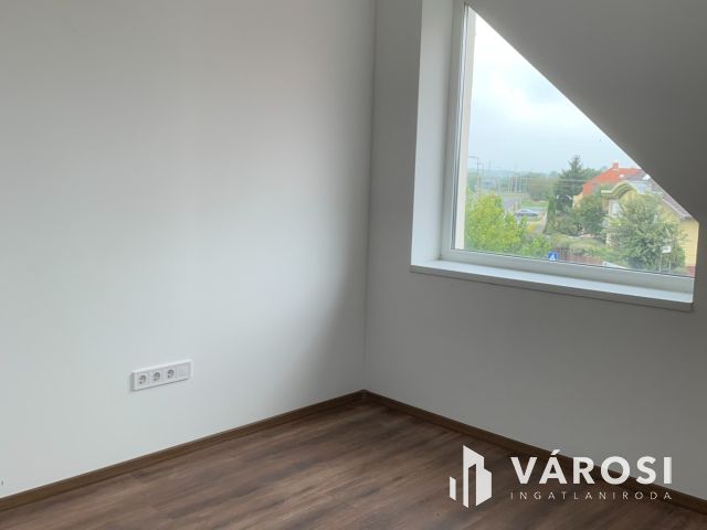 Egy  új, impozáns lakás eladó.