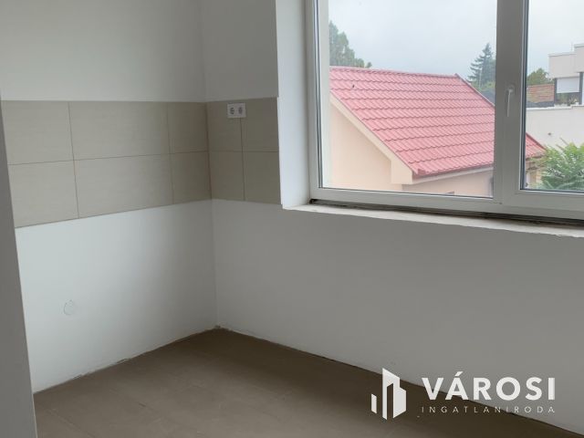 Egy  új, impozáns lakás eladó.