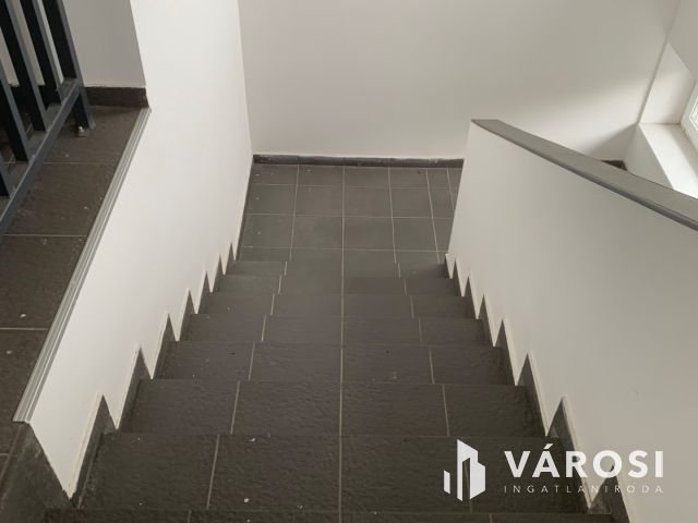 Egy  új, impozáns lakás eladó.