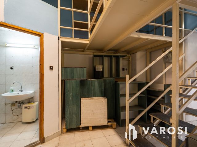 Utcai bejáratos, fém galériás iroda eladó