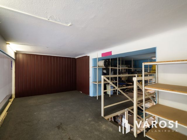 Utcai bejáratos, fém galériás iroda eladó