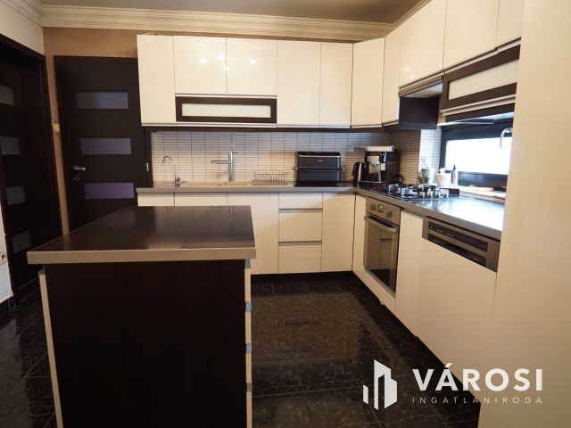 Szepetneken családi ház, sok lehetőséggel