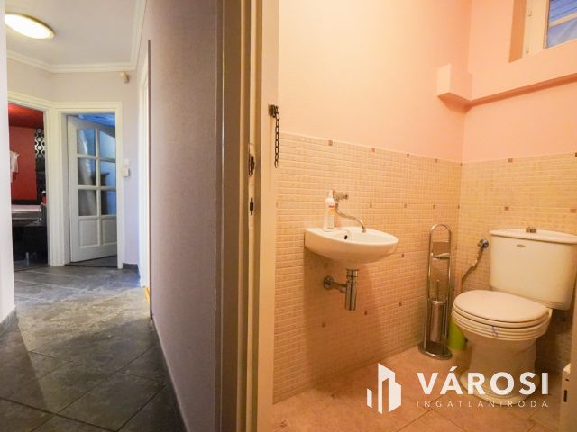 Újszerű családi ház Érden!