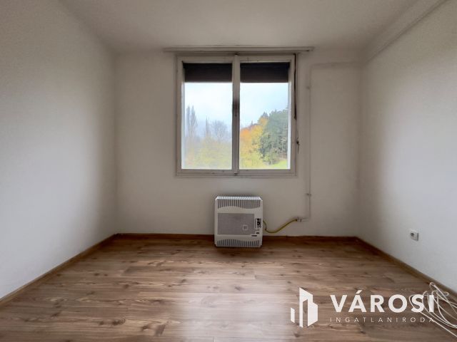 Acélgyári úton 4. emeleti, felújított, erkélyes lakás eladó!