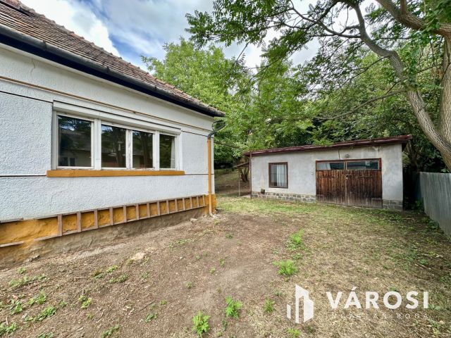 Csendes kertvárosi utcában felújítandó családi ház eladó!