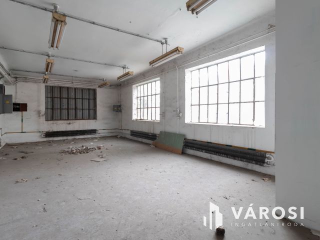 3018 m2-es raktár eladó a XXI. ker-ben, Csepel ipari részén
