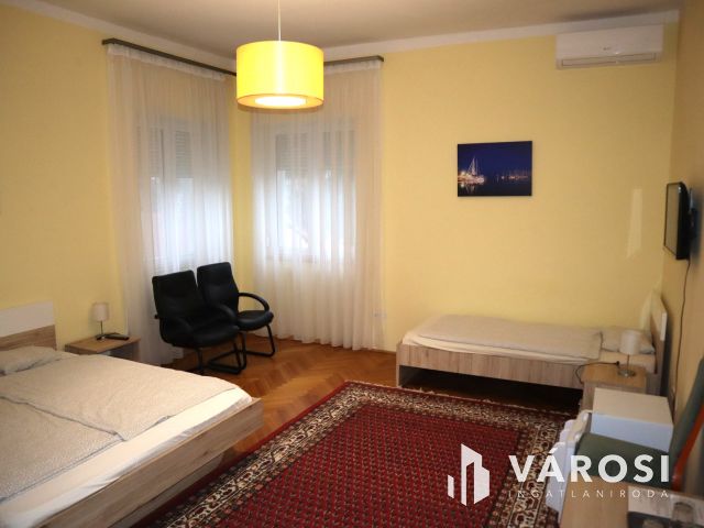 10 lakóegységes üdülőház Siófok Ezüstpartján eladó