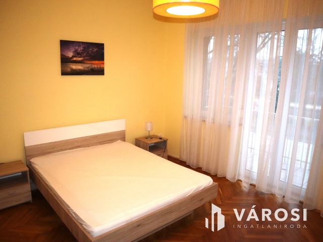 10 lakóegységes üdülőház Siófok Ezüstpartján eladó