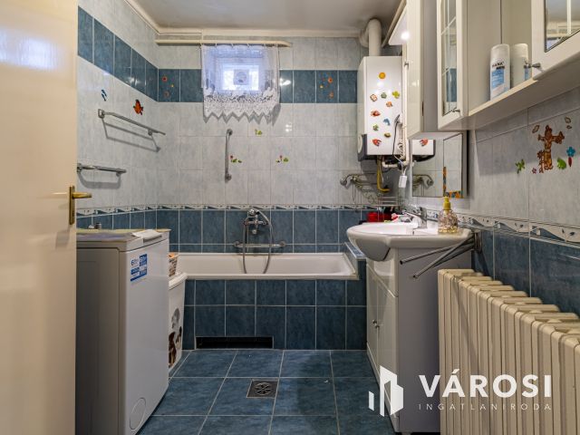 Három szobás ikerházfél eladó, Szigethalmon.