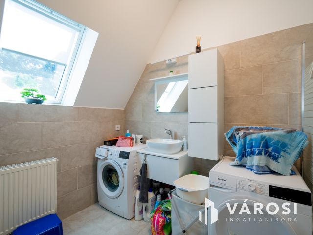 Eladó újszerű lakás Gödön: nappali + 2 háló + 2 autóbeálló