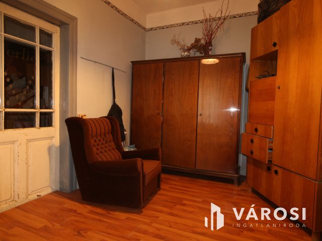 Felújítandó családiház - egy telek áráért Pomázon