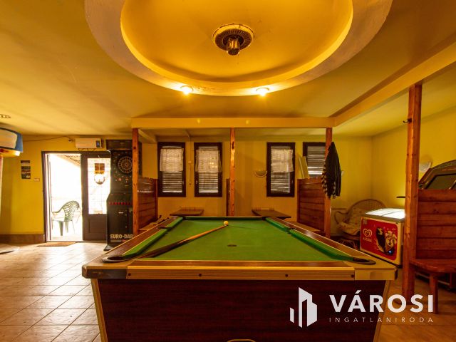 Közműves telek bővíthető épülettel eladó