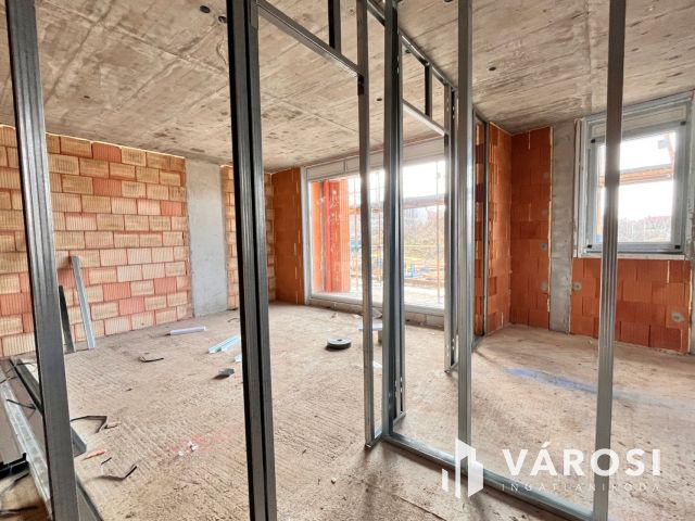 Modern új építésű lakás a Postakert szívében