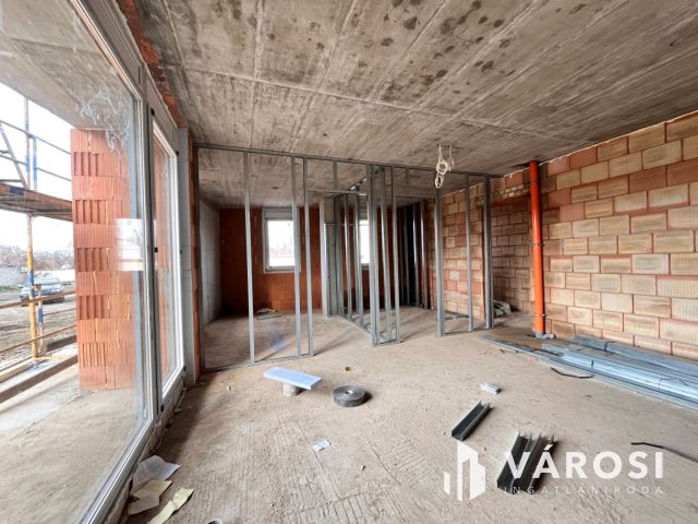 Világos, energiatakarékos otthon a Postakertben