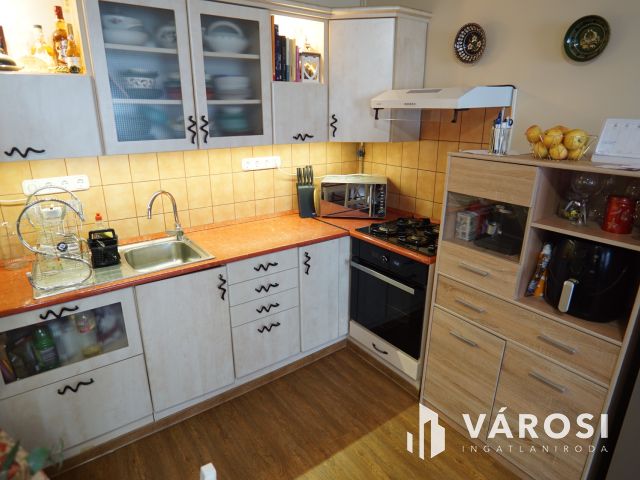 Zárt udvaros társasházban, földszinti szép lakás