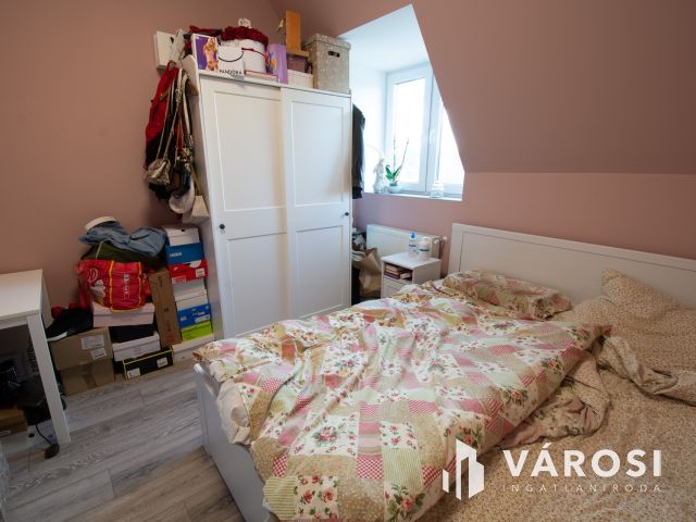 Eladó nappali + 2 háló + 2 autó beállós újszerű lakás Gödön