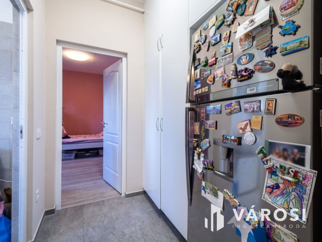 Eladó nappali + 2 háló + 2 autó beállós újszerű lakás Gödön